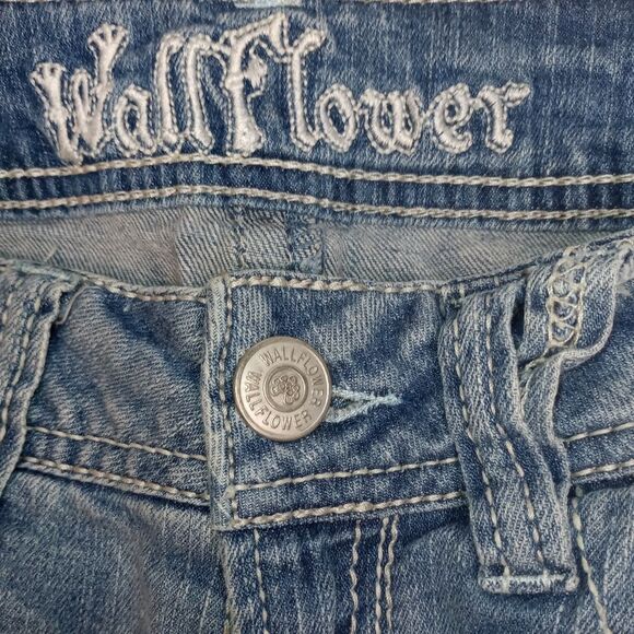 Aesthetic WallFlower Low Rise Distressed Denim Capris 5 Broken In Ripped bleach - Picture 3 of 8